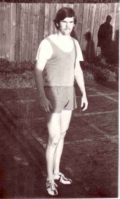 Toomas Villems
Uhur Kuninga mantliprijaks sai teine Tri koolinoor Toomas Villems. 1971. aastal kordas ta rajooni tippaega 22,9 200 meetri jooksus ja 1972. aastal Valgas viis rajooni 100 meetri jooksu rekordi 10,8-le.

VIKTOR KAPI FOTO
