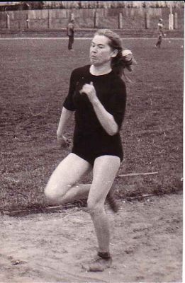 Anne Luksepp-Peetvere
Tapalt prinev ja prast tudengikooli lpetamist Trile EPT rajoonikoondisse maaparandusinsenerina tle asunud Anne Luksepp-Peetvere. 1972. a Keilas hppas ta kaugust isiklikuks tippmargiks 4.84. Aastaid kuulus ta samuti rajoonis 200 m ja 400 m jooksjate esiritta.

VIKTOR KAPI FOTO
